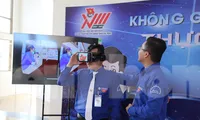 Đại biểu thích thú với không gian triển lãm thực tế ảo tại Đại hội Hà Tĩnh