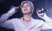 Noo Phước Thịnh khóc trên sân khấu