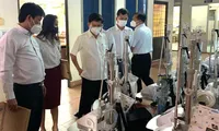 Đại diện lãnh đạo UBND, các sở, ngành và Hội Doanh nhân trẻ tỉnh Bình Dương tiếp nhận các trang thiết bị y tế. Ảnh: CTV