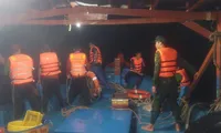 Cứu tàu cá chở 15 ngư dân bị chìm giữa biển Cà Mau
