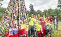 Cây thông Noel độc đáo cao 8 mét làm từ vỏ gói mì tôm, bao ni lông