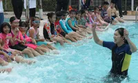 &apos;Tiểu tiên cá&apos; Ánh Viên dạy bơi cho thiếu nhi
