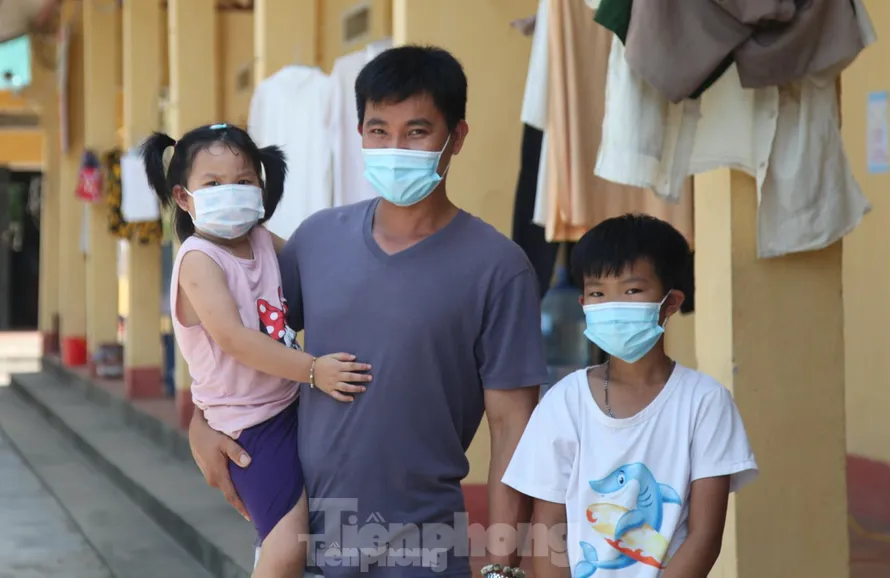 Bố con anh Huân chơi cùng nhau bên trong khu cách ly 